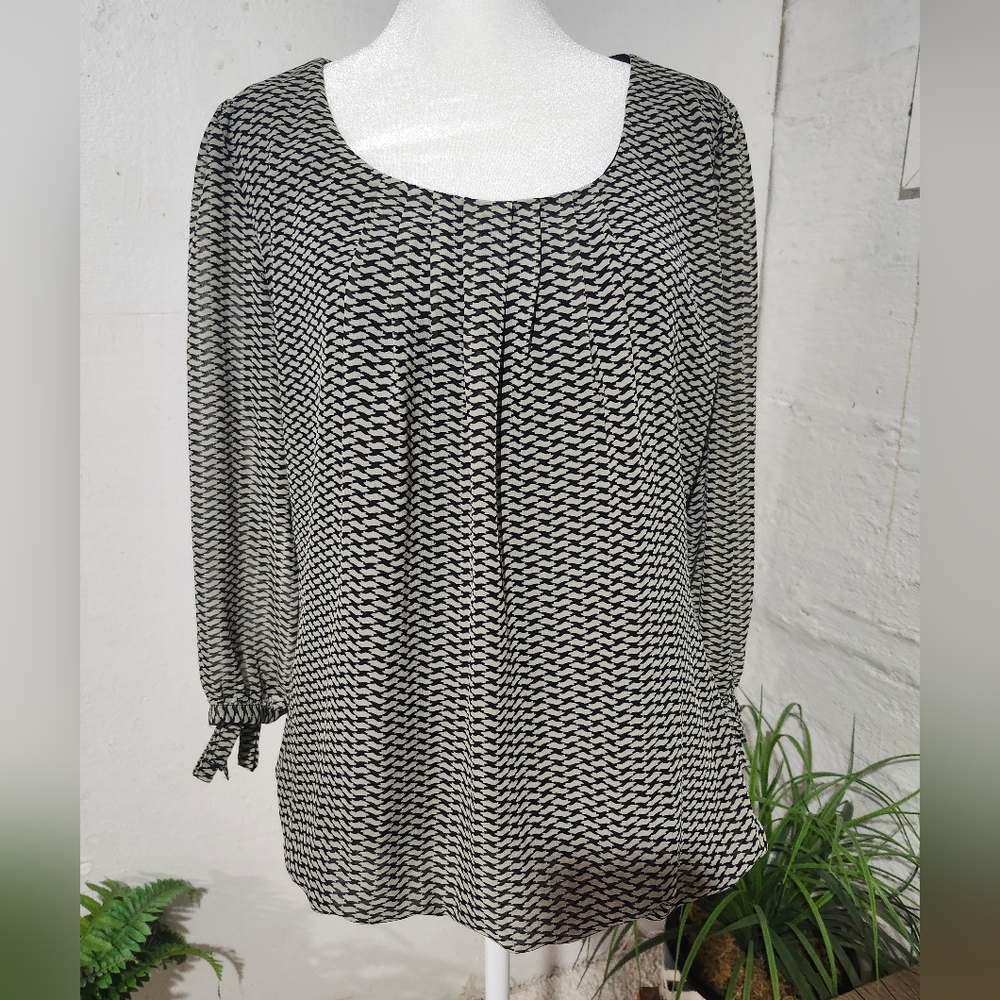 Sara Michelle Women's Black and Beige‎ Pattern Bubble Blouse. Size M